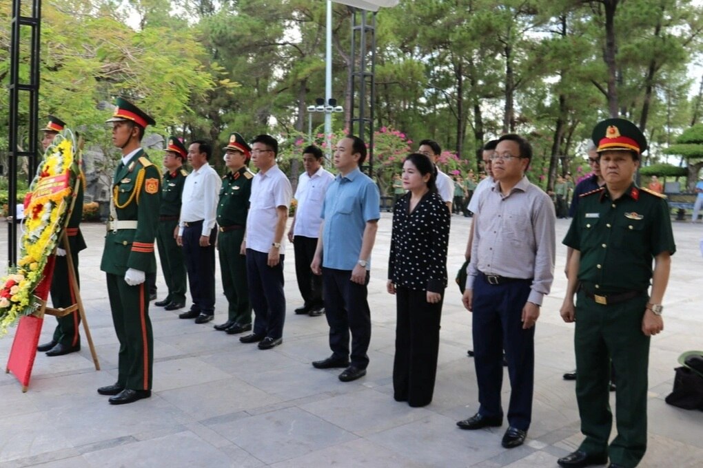 Phó Thủ tướng thăm, tặng quà Mẹ Việt Nam anh hùng, thương binh ở Quảng Trị - 3