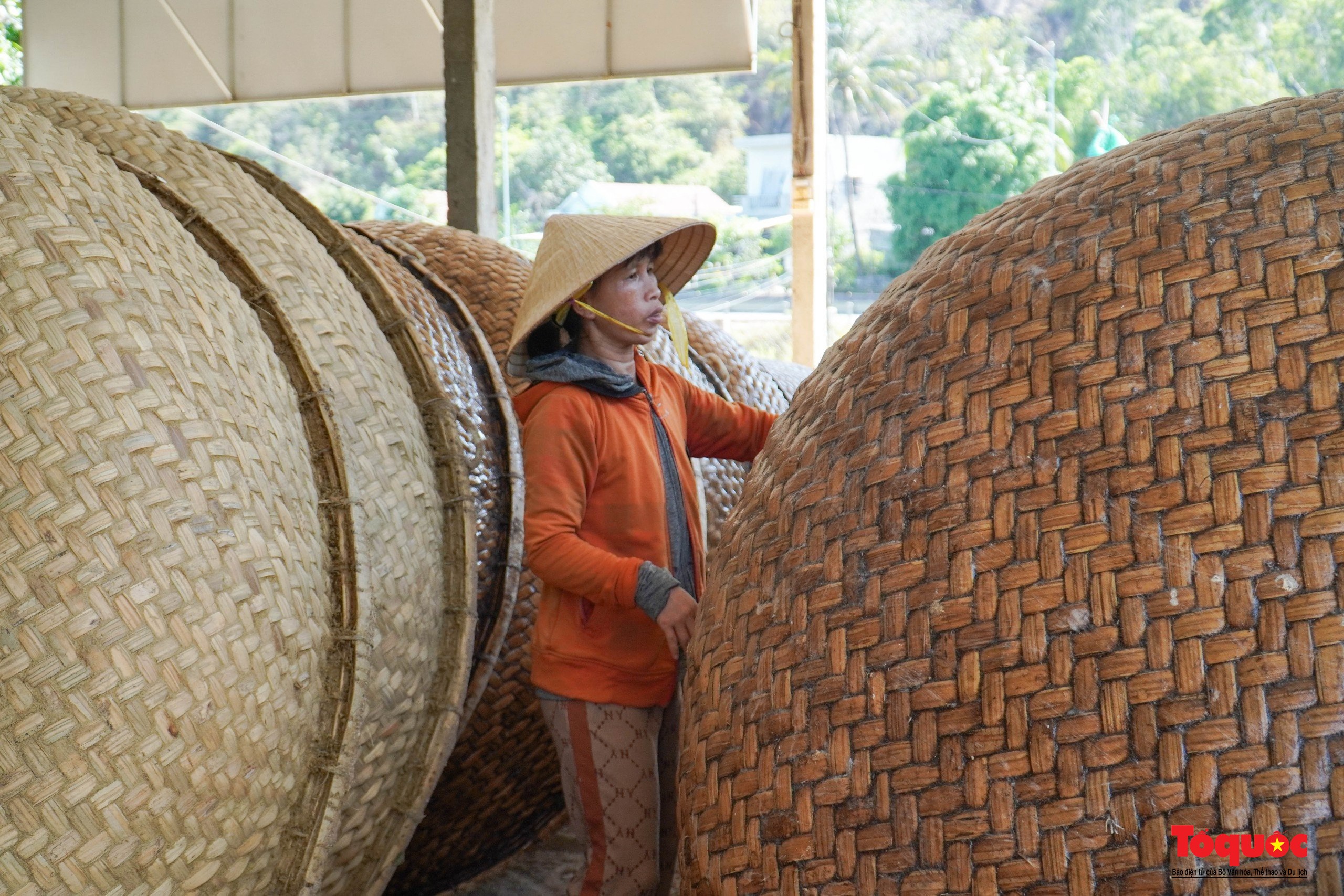 Khám phá nghề làm thúng chai “đi Tây” ở Phú Yên - Ảnh 2.