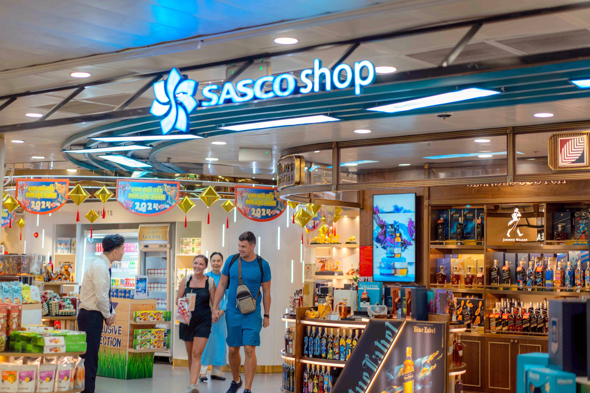 Hàng chục ngàn sản phẩm được SASCO Shop giới thiệu đến du khách khi đi, đến sân bay - Ảnh: T.G