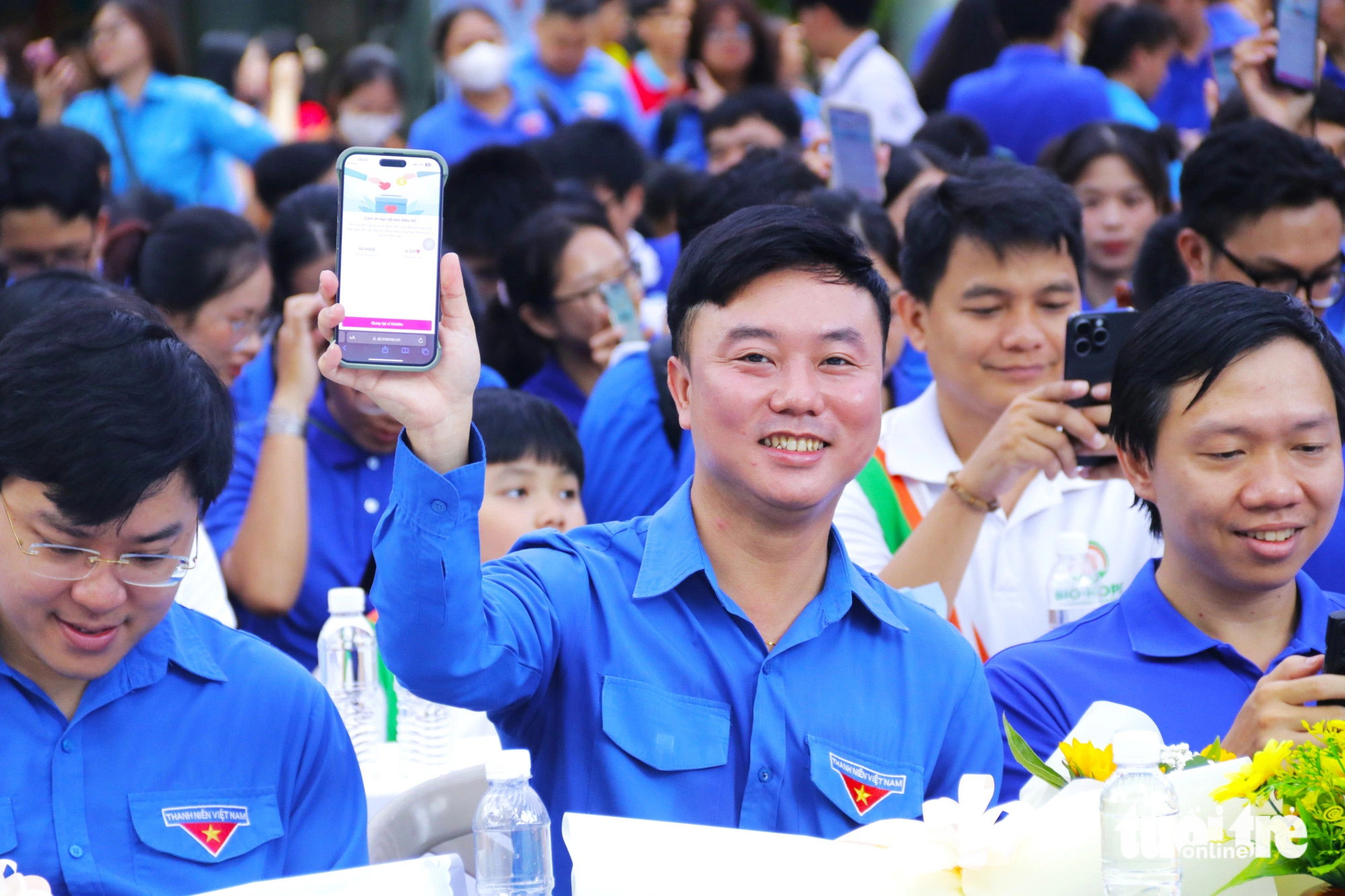 Đại diện các đơn vị tham gia quyên góp tại buổi lễ do Thành Đoàn TP.HCM và báo Tuổi Trẻ phát động - Ảnh: TIẾN QUỐC