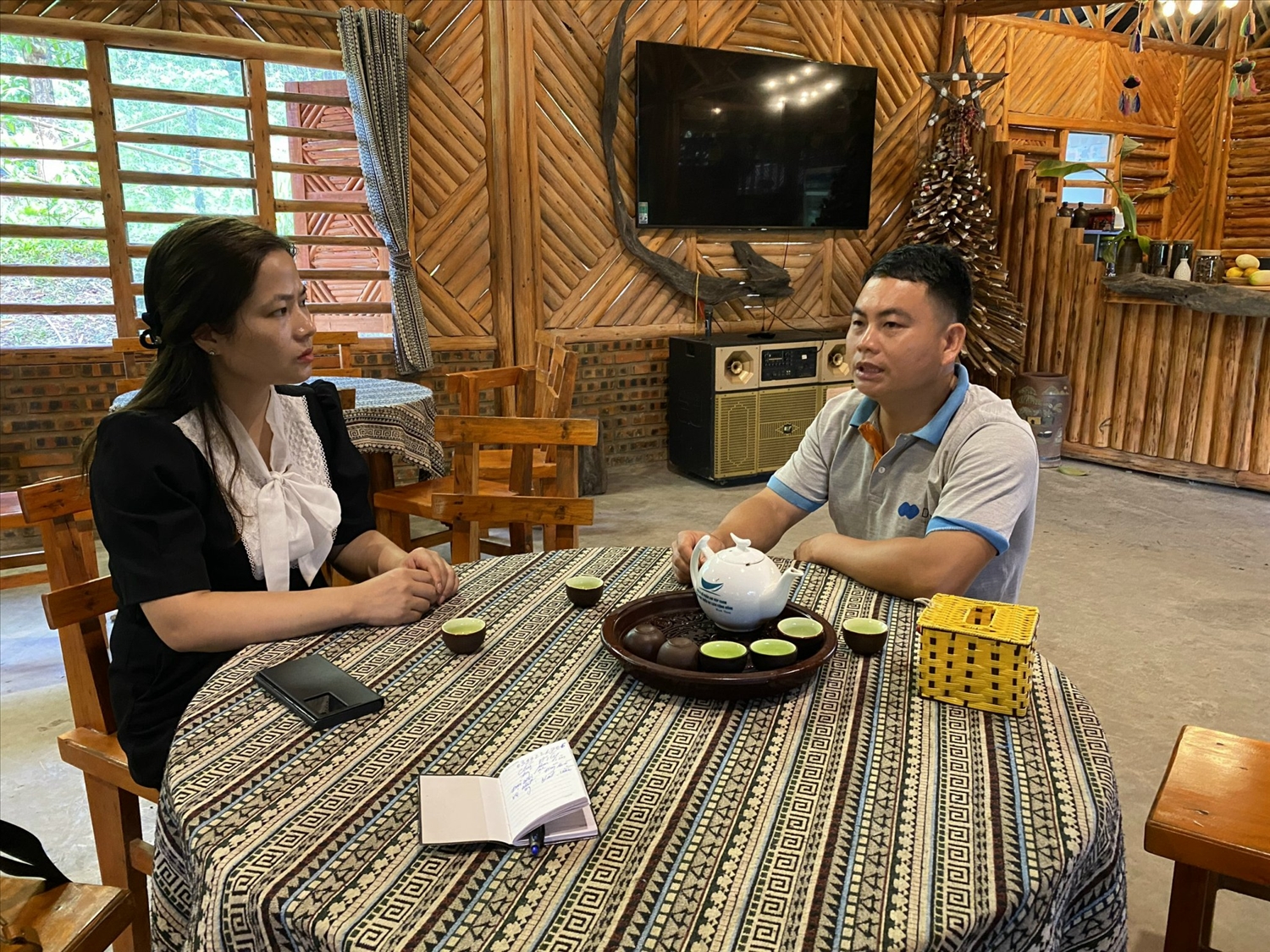 El Sr. Ban Van Vy compartió con los periodistas las dificultades para acceder a la política de plantación de grandes bosques maderables. Anh Bàn Văn Vy chia sẻ với phóng viên khó khăn trong việc tiếp cận chính sách trồng rừng gỗ lớn