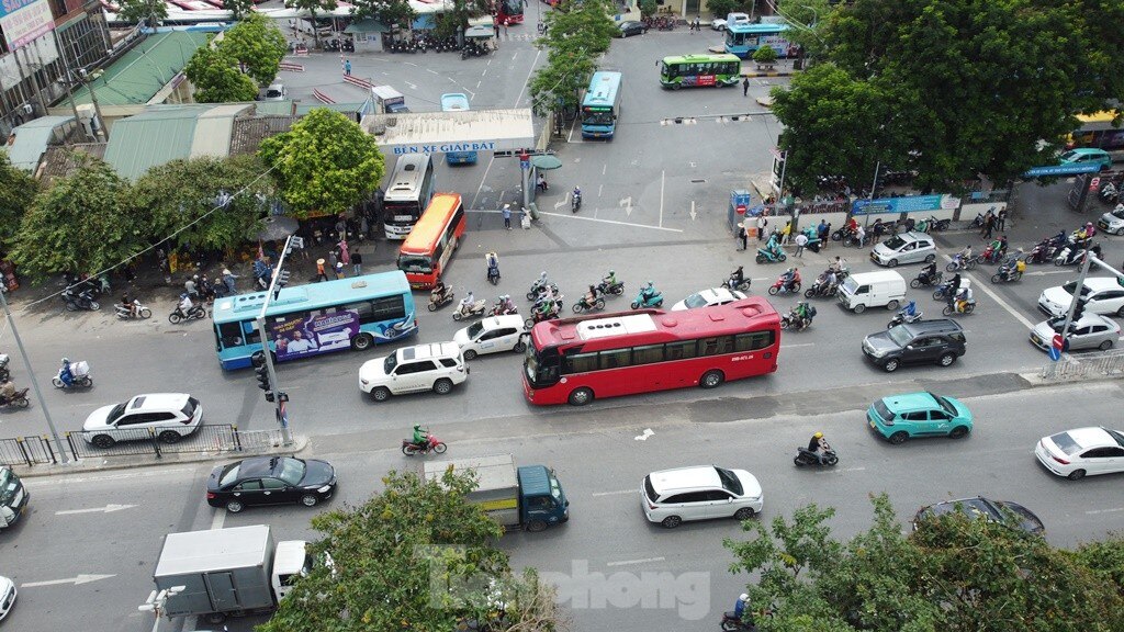 Đường Giải Phóng ùn ứ do ngăn đường để xe xuất bến Giáp Bát đi cắt qua ảnh 7