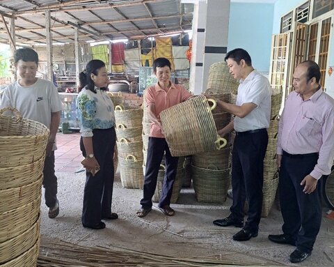 Lãnh đạo chi nhánh NHCSXH tỉnh kiểm tra hiệu quả vay vốn của hộ dân. Bài và ảnh Hoàng Bửu - Đông Dư