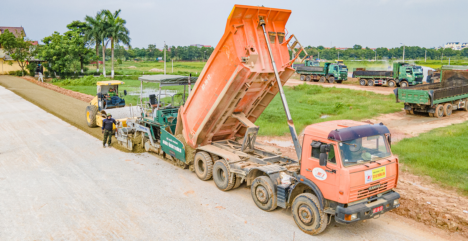 Một số đoạn qua địa bàn huyện Mê Linh, Sóc Sơn được nhà thầu thi công cấp phối đá dăm Ảnh Tạ Hải