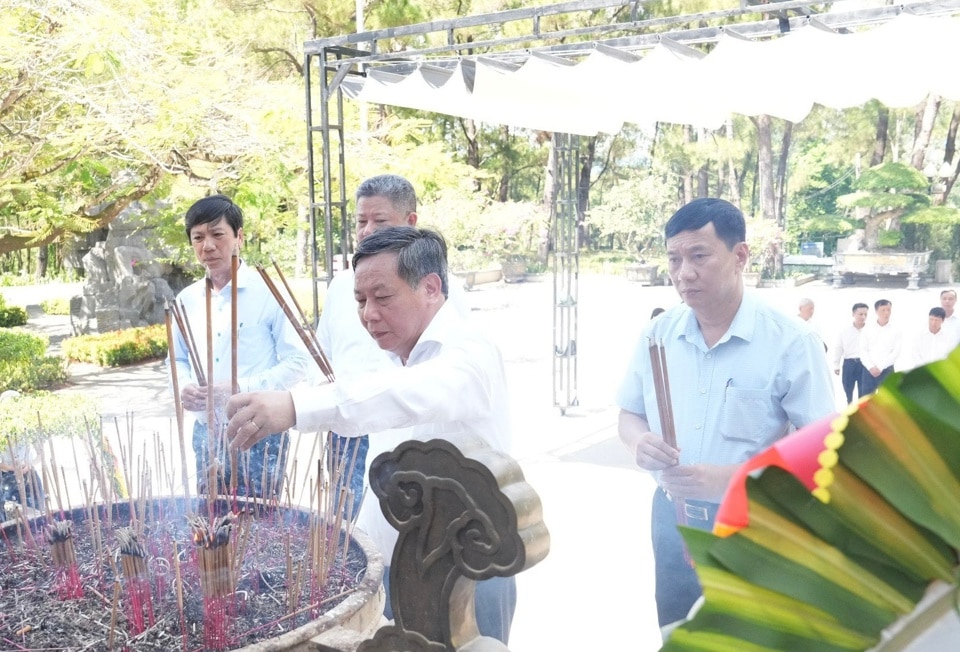 Phó Bí thư Thành ủy Nguyễn Văn Phong và Đoàn đại biểu TP Hà Nội thắp hương, tưởng niệm các anh hùng liệt sĩ tại Nghĩa trang Liệt sĩ quốc gia Trường Sơn. Ảnh: Hồng Thái