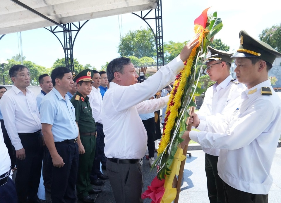 Đoàn đại biểu TP Hà Nội dâng hoa, dâng hương, bày tỏ lòng biết ơn vô hạn, sự tri ân sâu sắc đối với công lao to lớn của các anh hùng liệt sĩ. Ảnh: Hồng Thái 