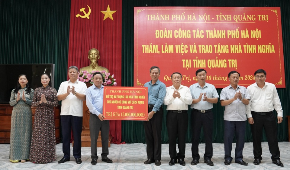 Phó Bí thư Thành ủy Hà Nội Nguyễn Văn Phong trao biển tượng trưng tặng 150 nhà tình nghĩa cho đại diện lãnh đạo tỉnh Quảng Trị. Ảnh Hồng Thái