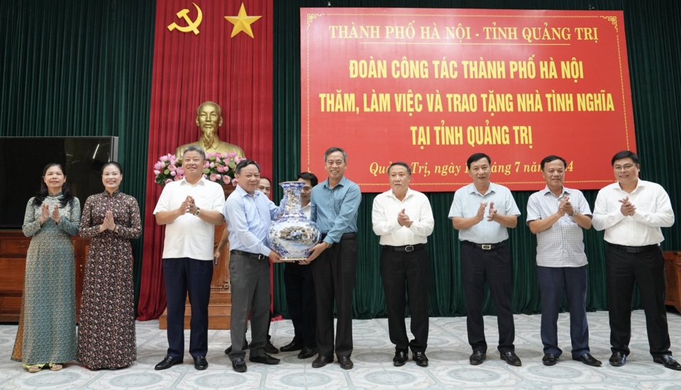 Lãnh đạo TP Hà Nội trao quà lưu niệm tặng tỉnh Quảng Trị. Ảnh Hồng Thái