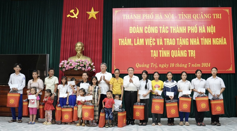 Lãnh đạo TP Hà Nội và tỉnh Quảng Trị trao quà tới người có công, trẻ em có hoàn cảnh khó khăn. Ảnh Hồng Thái