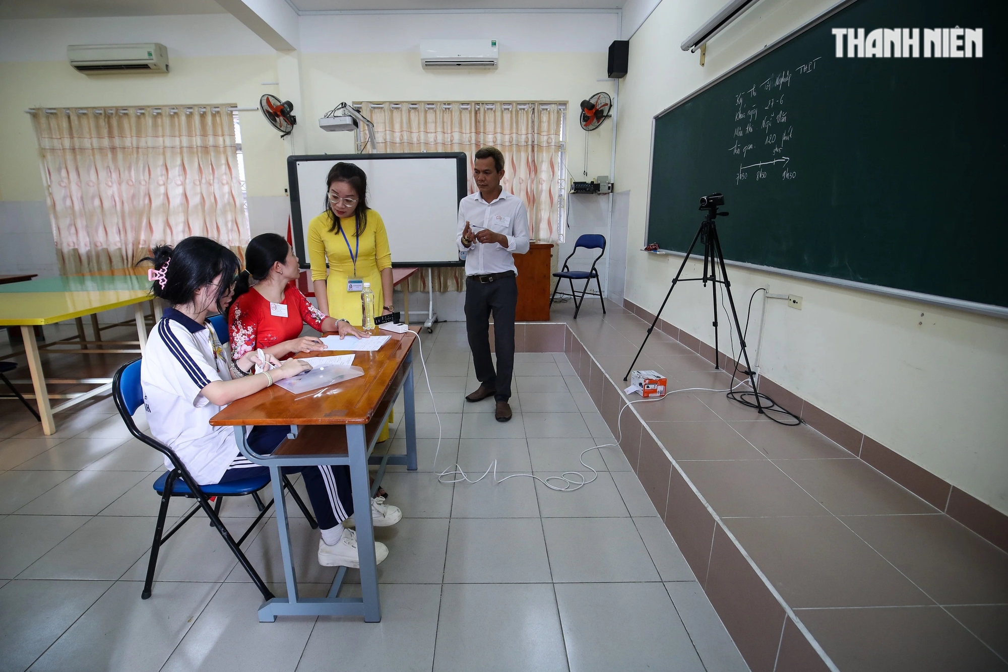 Bên trong phòng thi đặc biệt của thí sinh bị viêm tủy đốt sống cổ ở TP.HCM- Ảnh 3.