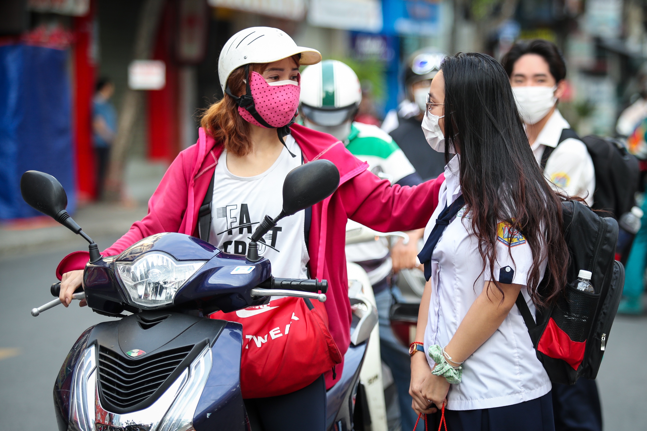 Bên trong phòng thi đặc biệt của thí sinh bị viêm tủy đốt sống cổ ở TP.HCM- Ảnh 9.