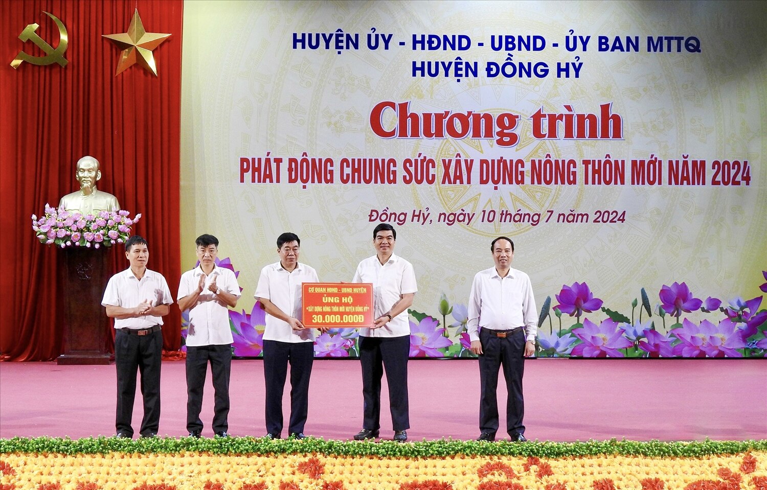 Phó Bí thư Huyện ủy, Chủ tịch UBND huyện Vũ Quang Dũng thay mặt cho HĐND - UBND huyện Đồng Hỷ ủng hộ Chương trình