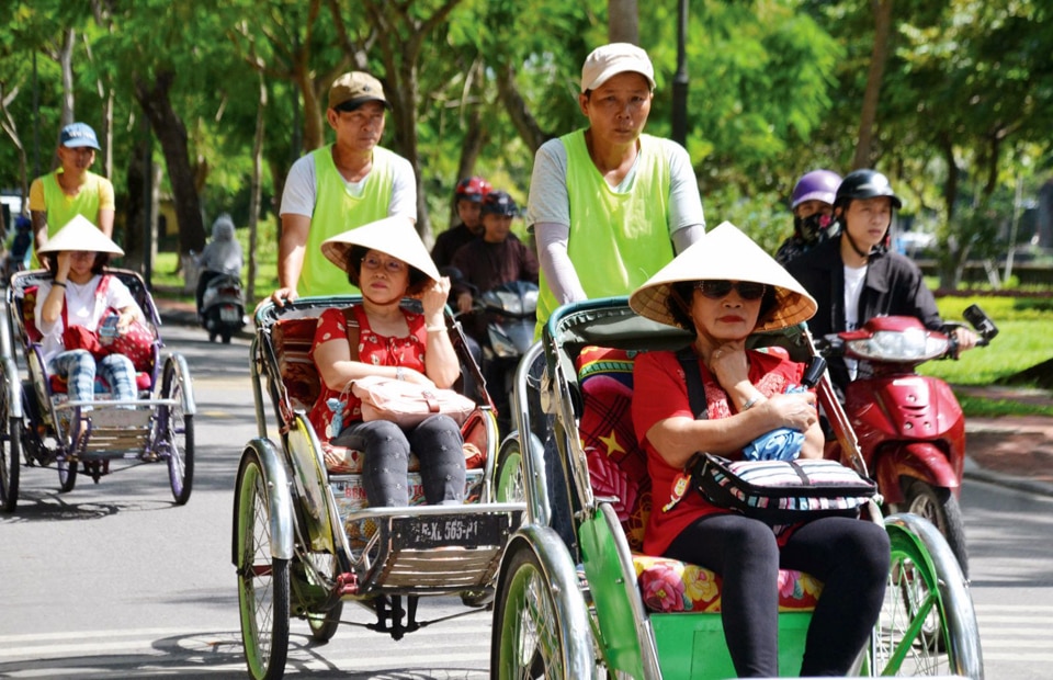 Du khách Hàn Quốc tham quan phố phường Hà Nội. Ảnh: Hoài Nam