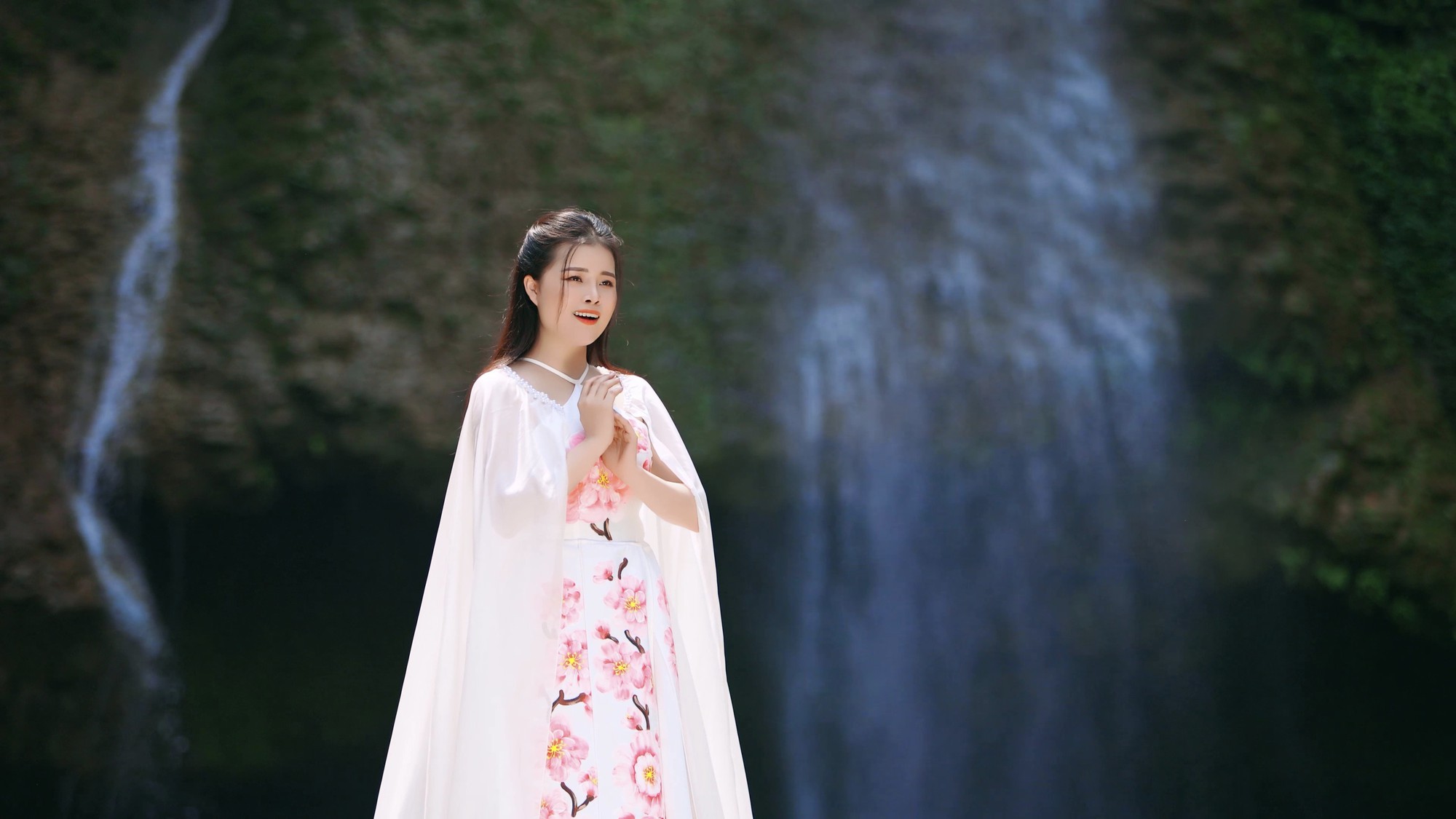 The sweet beauty of Pham Thuy Linh in the music video Nhan sắc ngọt ngào của Phạm Thùy Linh trong MV