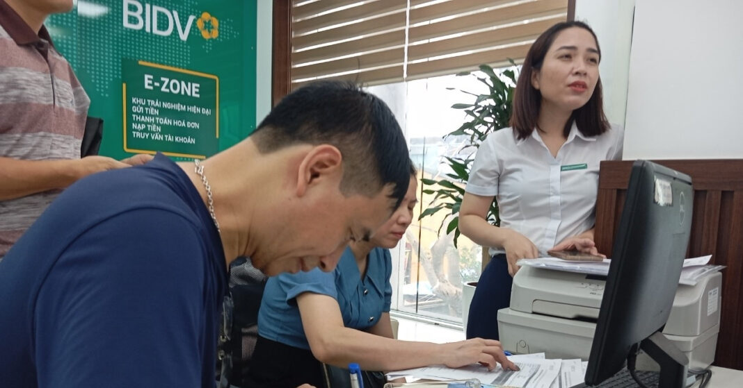 Khách chuyển khoản đi, tiền bị phanh lại, ngân hàng gửi tin nhắn sững sờ