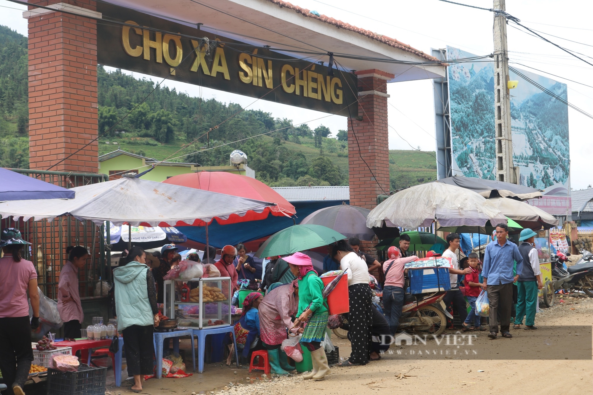 Vô một chợ phiên ở Lào Cai thấy cái chổi bó bằng cây mía, chim họa mi hót líu lo, rau rừng la liệt- Ảnh 2.