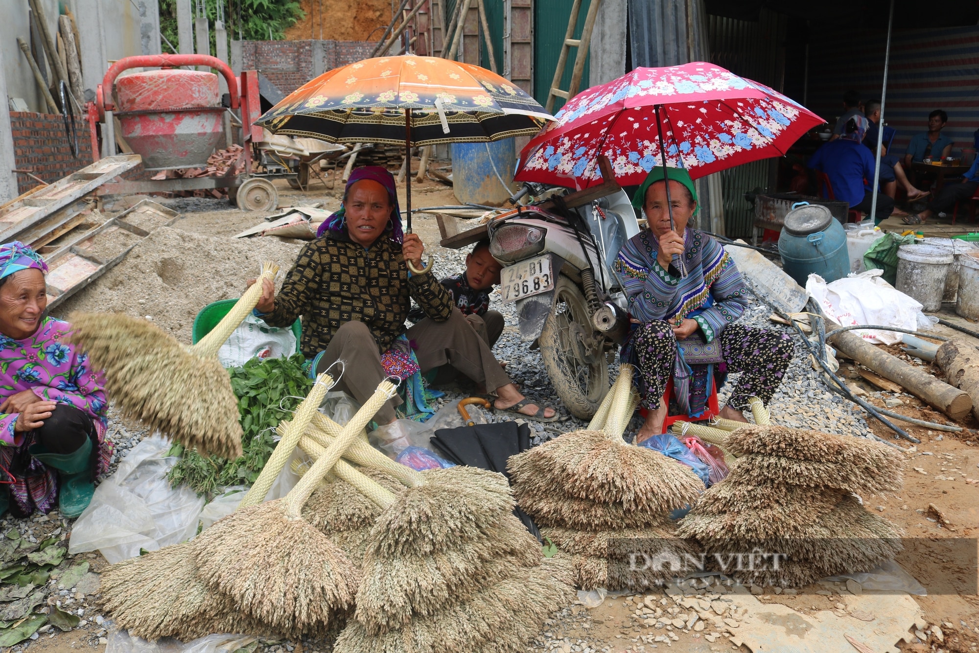 Vô một chợ phiên ở Lào Cai thấy cái chổi bó bằng cây mía, chim họa mi hót líu lo, rau rừng la liệt- Ảnh 3.