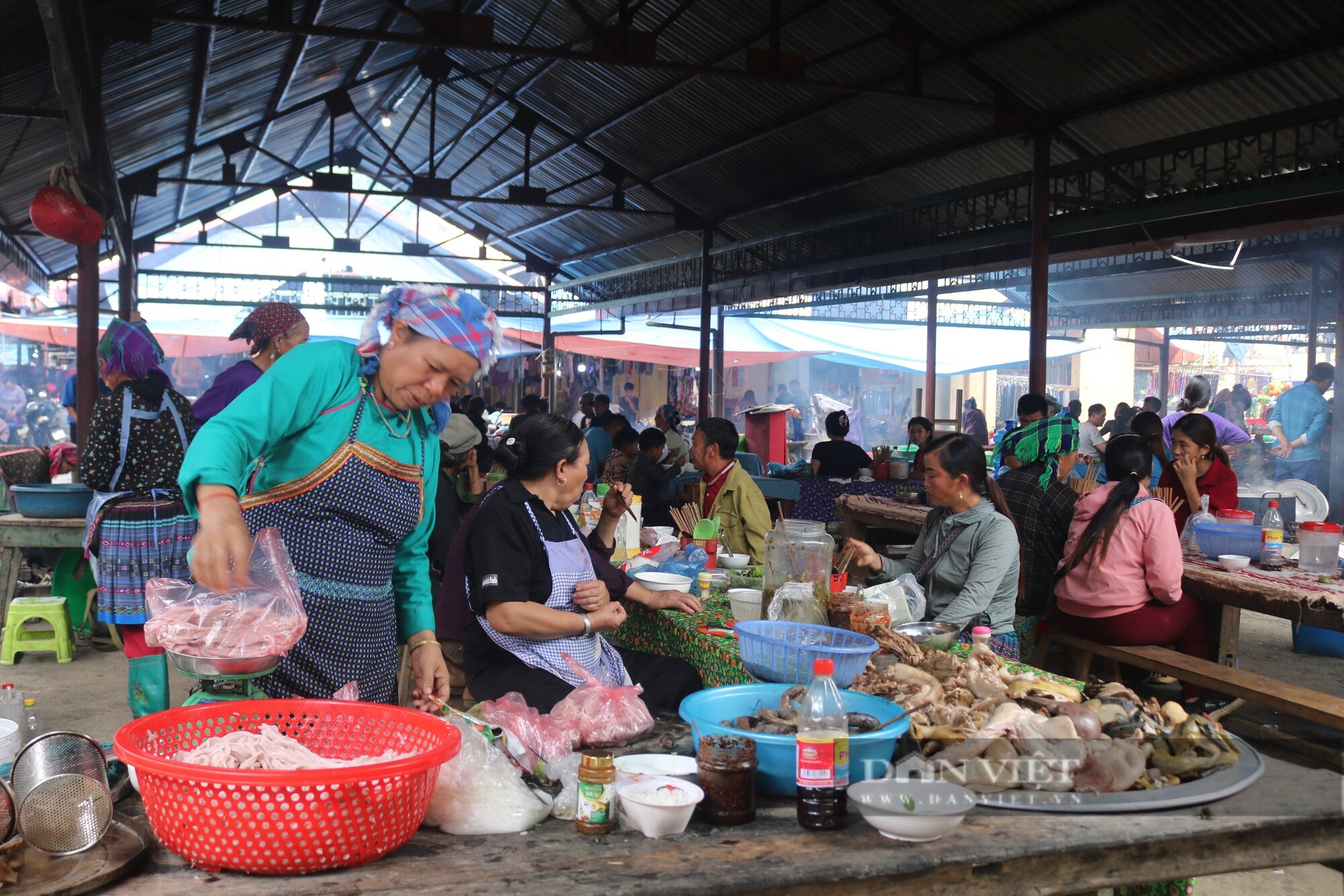 Vô một chợ phiên ở Lào Cai thấy cái chổi bó bằng cây mía, chim họa mi hót líu lo, rau rừng la liệt- Ảnh 13.