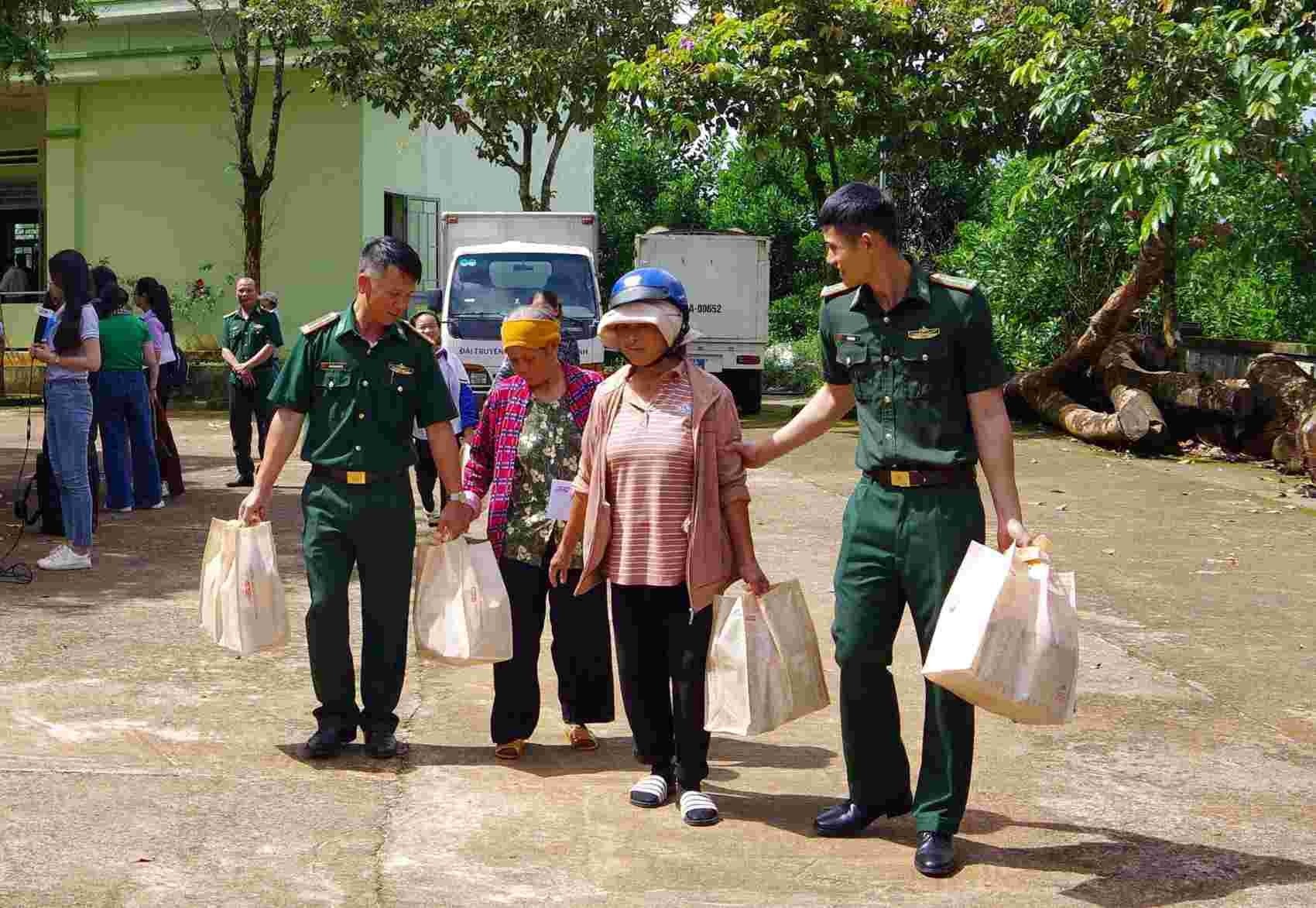 Học sinh có hoàn cảnh khó khăn được nhận quà từ chương trình.