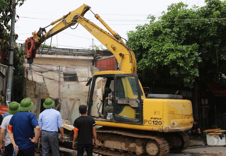 Phường Quang Trung cưỡng chế một số trường hợp trong hành lang dự an Trạm bơm tiêu Yên Nghĩa.