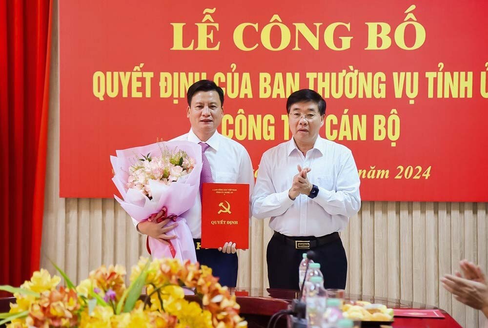 Phó Bí thư Tỉnh ủy Nghệ An Nguyễn Văn Thông trao quyết định tiếp nhận, bổ nhiệm đối với ông Phạm Vũ Cường. Ảnh: L.Thanh