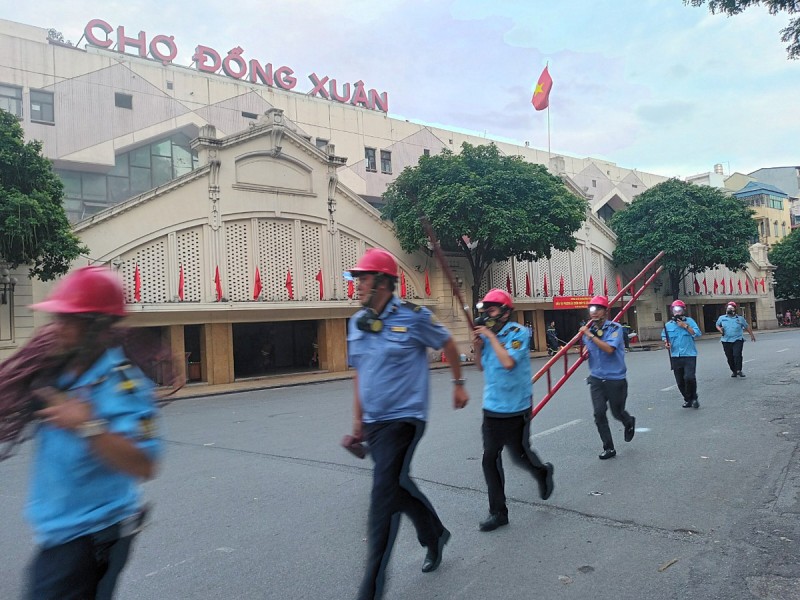 Hà Nội: Diễn tập chữa cháy và cứu nạn cho 200 chủ hộ, người dân tại Chợ Đồng Xuân