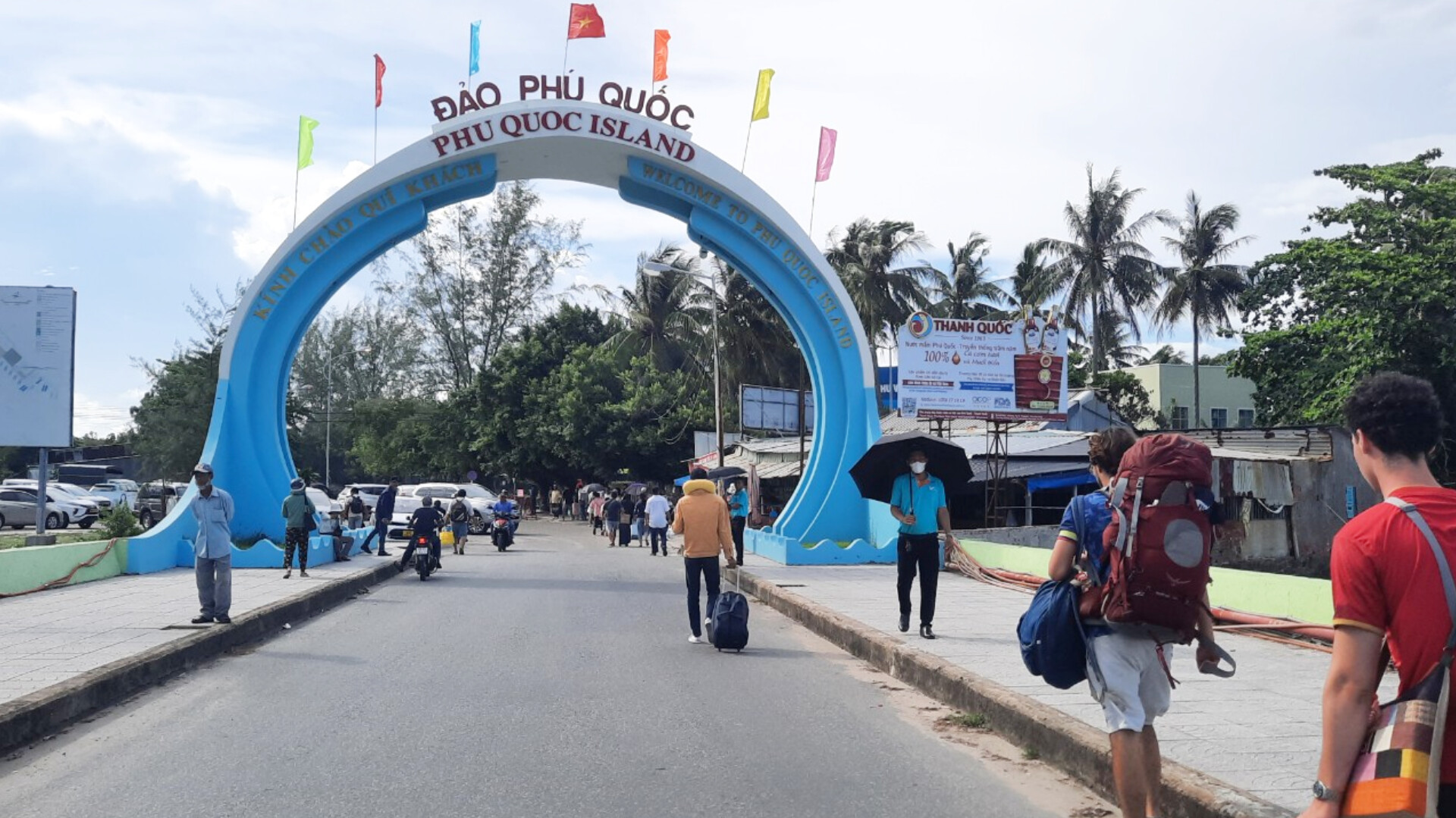 Tạm dừng hoạt động tàu, phà ra đảo xa ở Kiên Giang do sóng to, gió lớn- Ảnh 2.