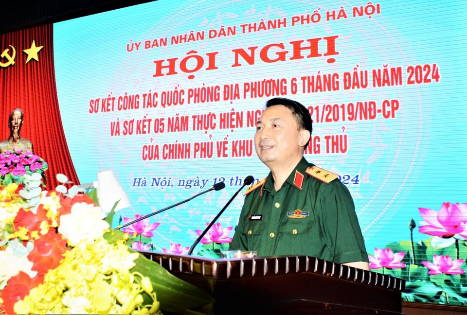 Trung tướng Nguyễn Quốc Duyệt - Tư lệnh Bộ Tư lệnh Thủ đô Hà Nội phát biểu tiếp thu ý kiến chỉ đạo của lãnh đạo UBND TP