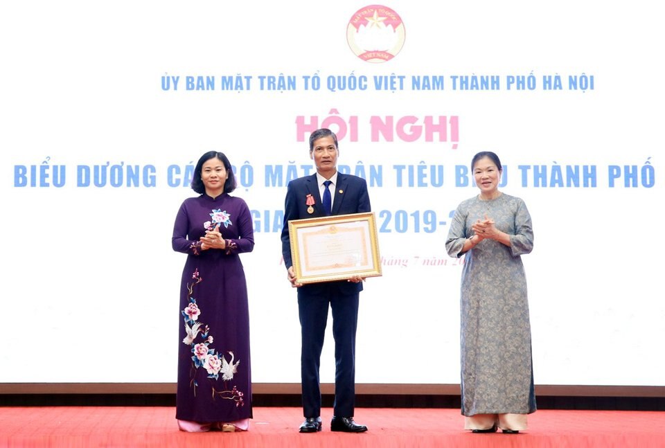 Phó Chủ tịch Ủy ban T.Ư Mặt trận Tổ quốc Việt Nam Trương Thị Ngọc Ánh và Phó Bí thư Thường trực Thành ủy Hà Nội Nguyễn Thị Tuyến trao Bằng khen của Thủ tướng Chính phủ cho Nguyên Phó Chủ tịch Thường trực Ủy ban Mặt trận Tổ quốc Việt Nam TP Hà Nội Nguyễn Anh Tuấn