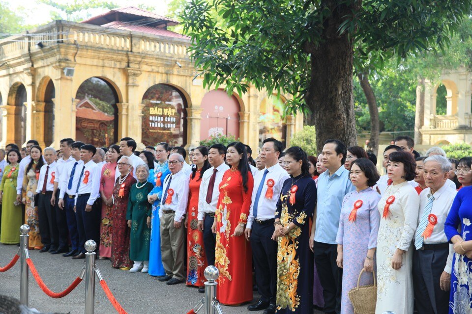 Đoàn đại biểu Ủy ban Mặt trận Tổ quốc Việt Nam TP Hà Nội và các cán bộ Mặt trận tiêu biểu tham quan Khu di tích Hoàng Thành Thăng Long