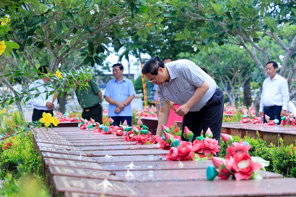 Thủ tướng và đoàn công tác dâng hương, dâng hoa tưởng nhớ, tri ân các anh hùng, liệt sĩ - Ảnh: VGP/Nhật Bắc