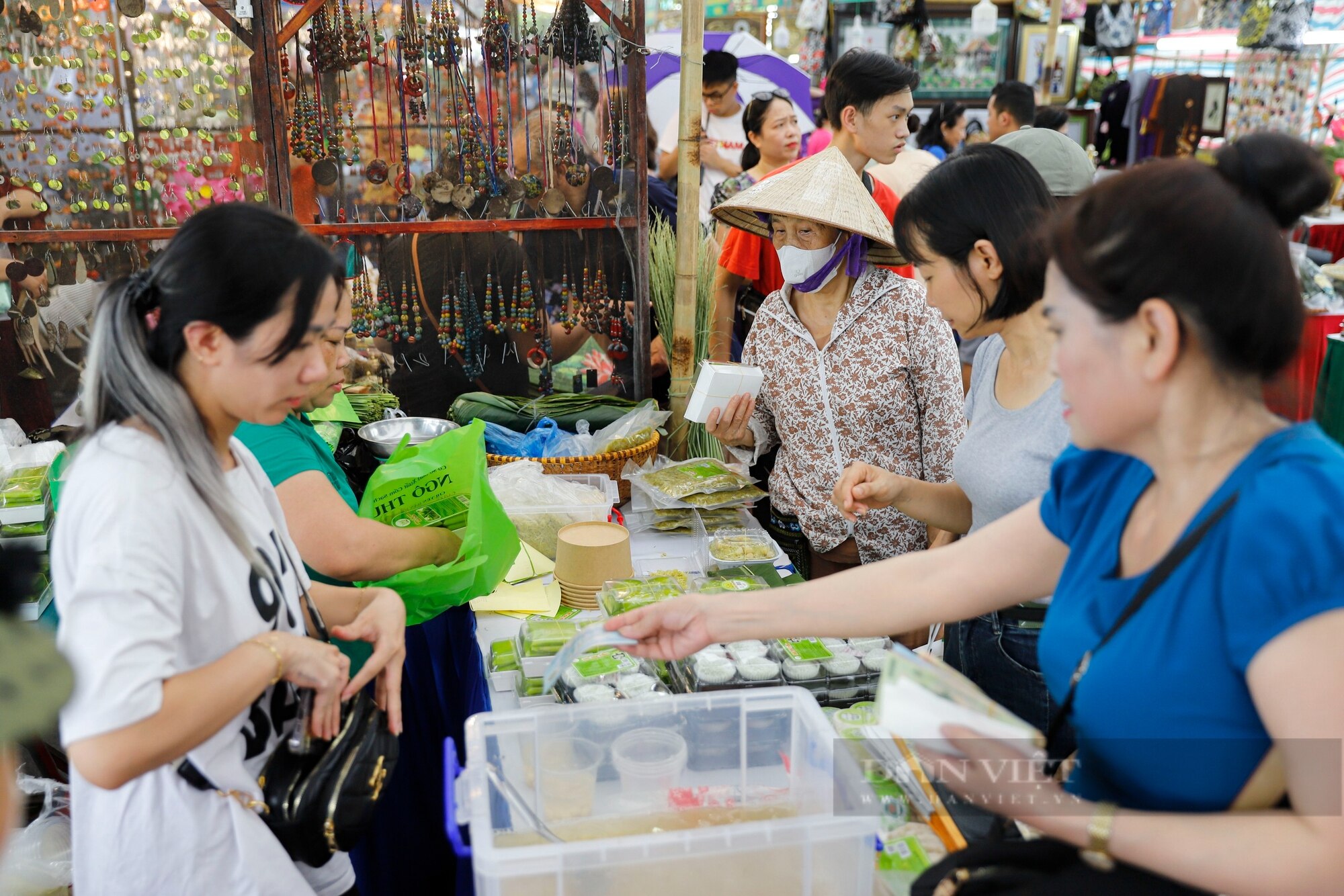 Người Hà Nội thích thú thưởng trà, rủ nhau mua tranh dệt lụa từ tơ sen giá lên tới 2,5 triệu đồng- Ảnh 5.