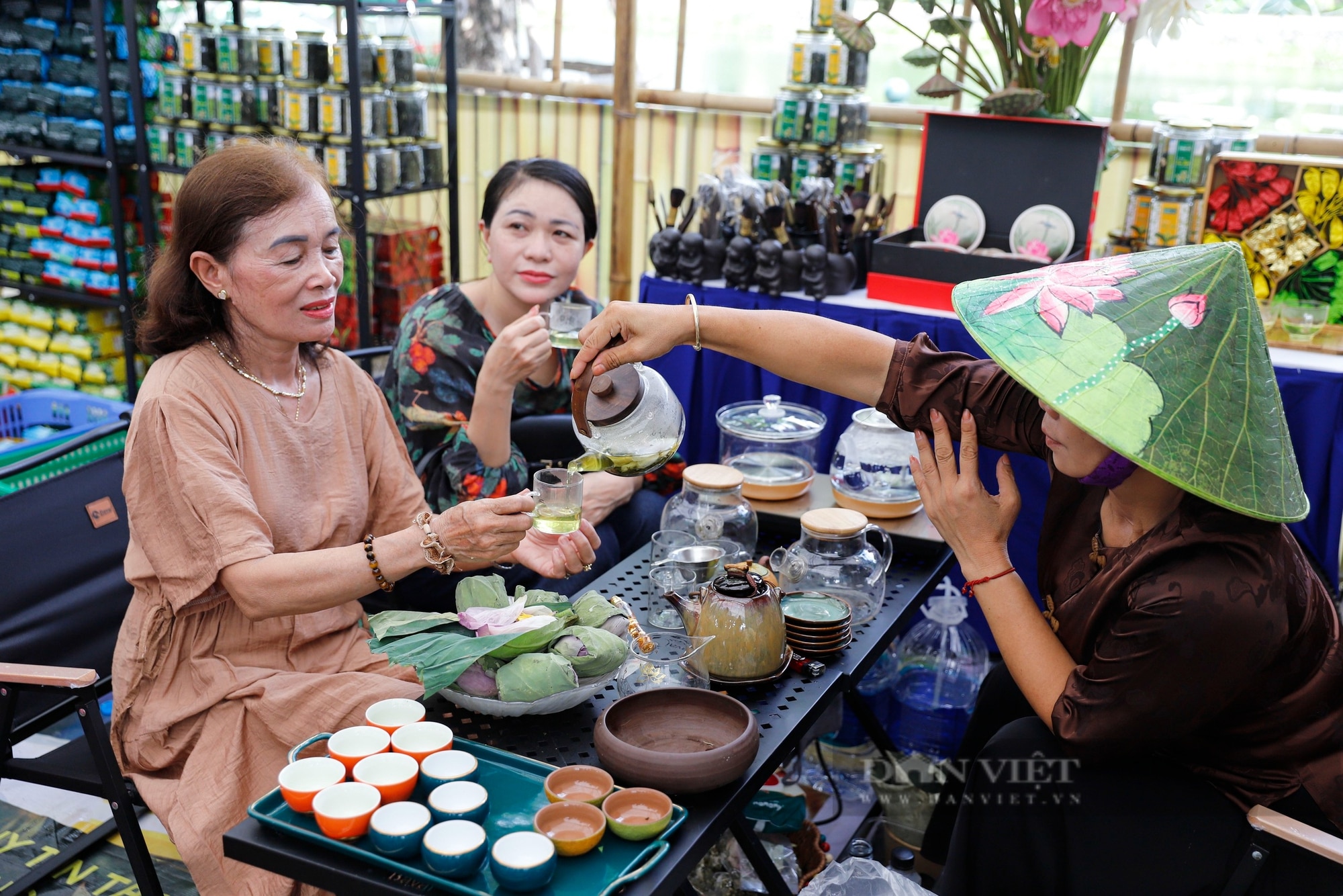 Người Hà Nội thích thú thưởng trà, rủ nhau mua tranh dệt lụa từ tơ sen giá lên tới 2,5 triệu đồng- Ảnh 8.