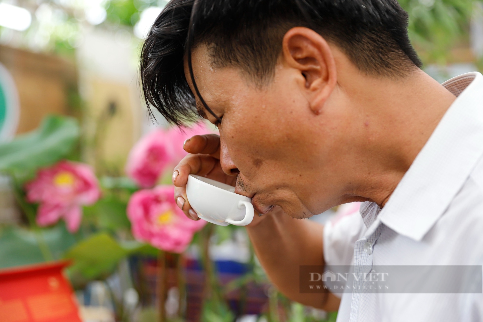 Người Hà Nội thích thú thưởng trà, rủ nhau mua tranh dệt lụa từ tơ sen giá lên tới 2,5 triệu đồng- Ảnh 9.