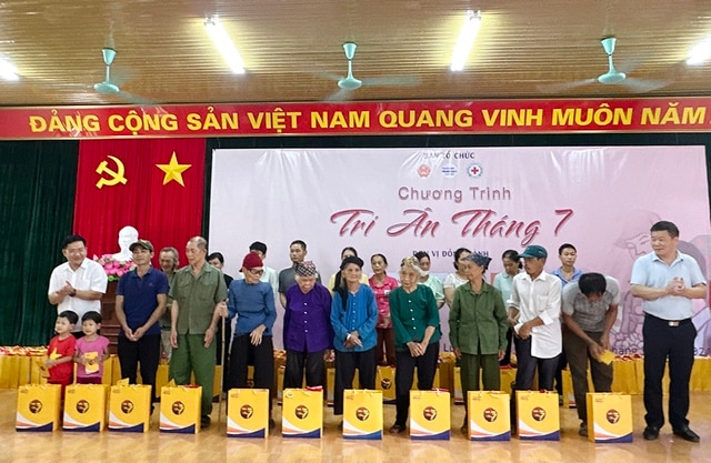 Chương trình "Tri ân tháng 7": Tặng hơn 300 suất quà tới các gia đình chính sách, người có công - Ảnh 3.