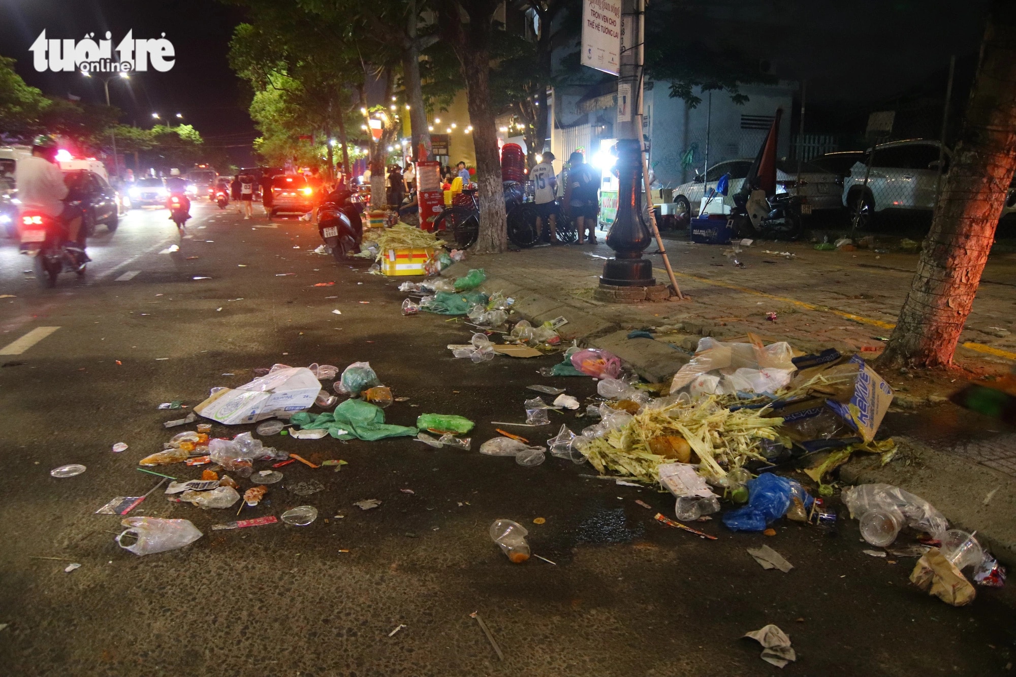 Một điểm tập trung rác gần khán đài bắn pháo hoa trên đường Trần Hưng Đạo - Ảnh: THANH NGUYÊN