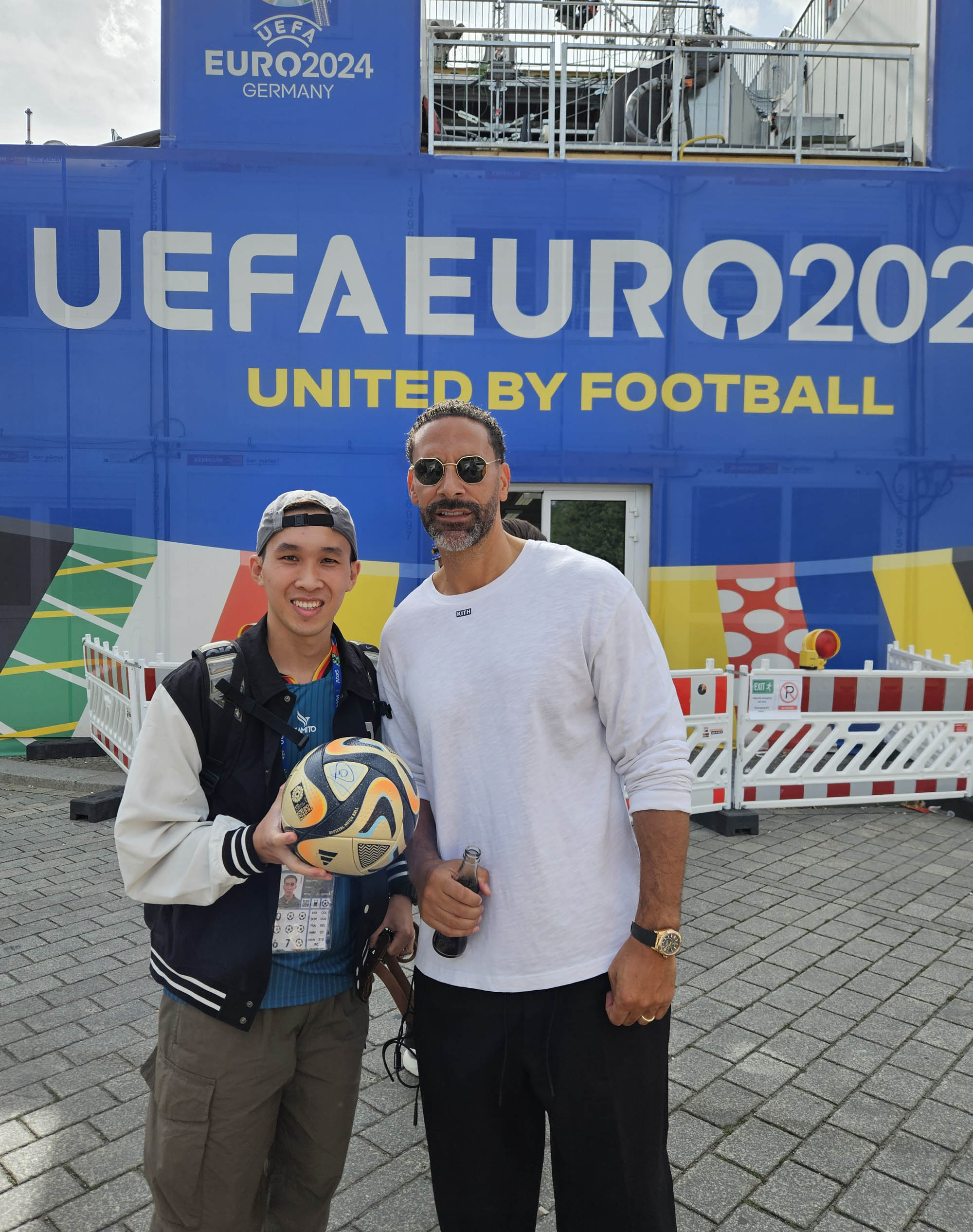 VĐV Việt Nam được huyền thoại Rio Ferdinand mời giao lưu tâng bóng tại Euro 2024- Ảnh 7.