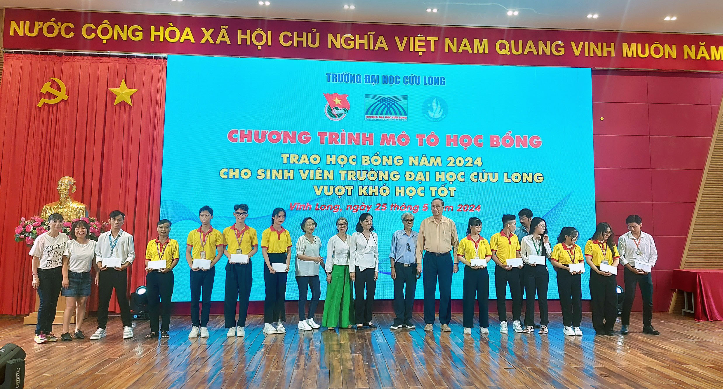 Quỹ “Mô tô học bổng” đến với 25 sinh viên Trường ĐH Cửu Long- Ảnh 2.