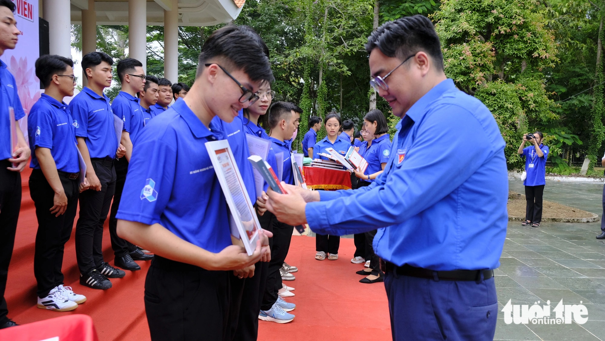 Anh Ngô Minh Hải - bí thư Thành Đoàn TP.HCM, tặng quà cho đảng viên mới - Ảnh: ĐẶNG TUYẾT