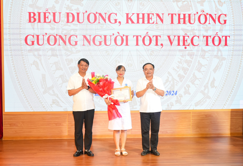 UBND quận Kiến An khen thưởng nữ điều dưỡng Nguyễn Thị Thảo.