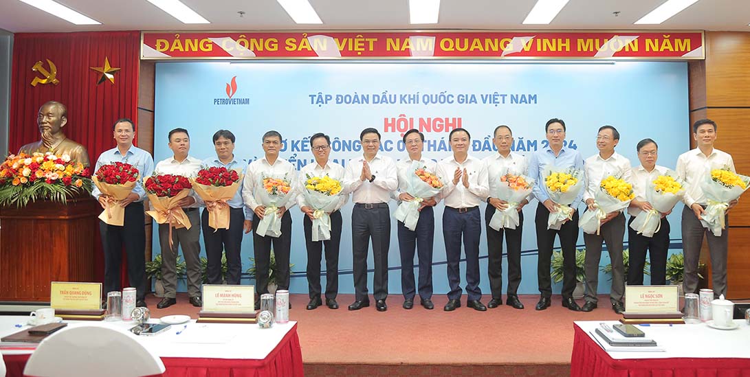 Lãnh đạo Tập đoàn tuyên dương các tập thể có thành tích xuất sắc trong hoạt động 6 tháng đầu năm. Ảnh: PVN.