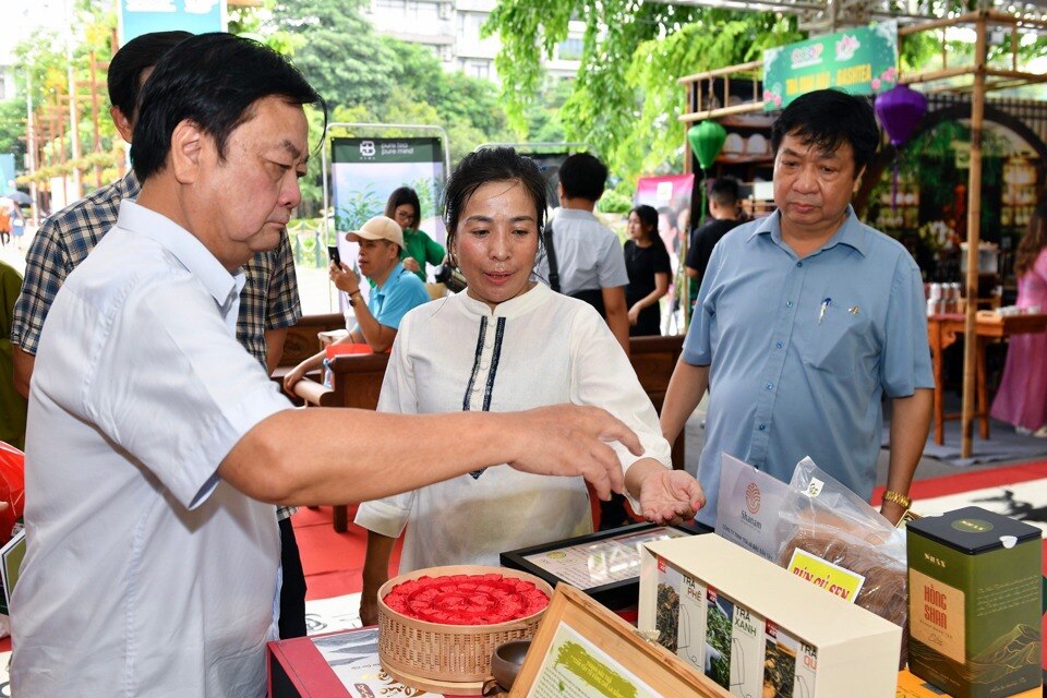 Bộ trưởng Lê Minh Hoan thăm một gian hàng sản phẩm độc đáo từ hoa sen.