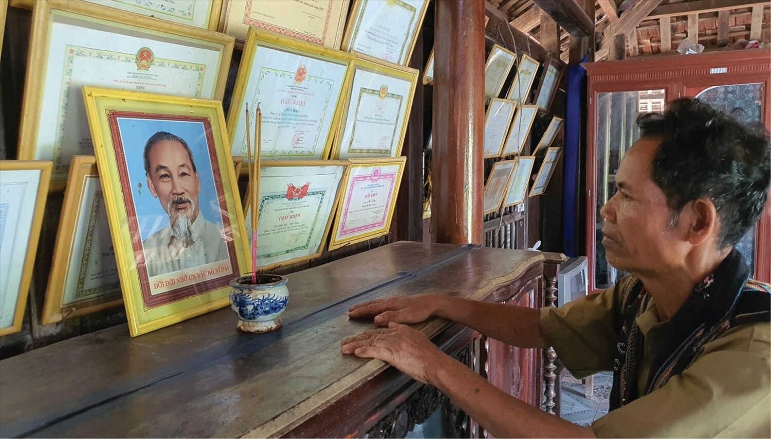 Trong ngôi nhà Gươl của ông Ra Pát A Ray nói riêng và đồng bào Cơ Tu nói chung, ảnh Bác Hồ luôn được đặt ở vị trí trang trọng