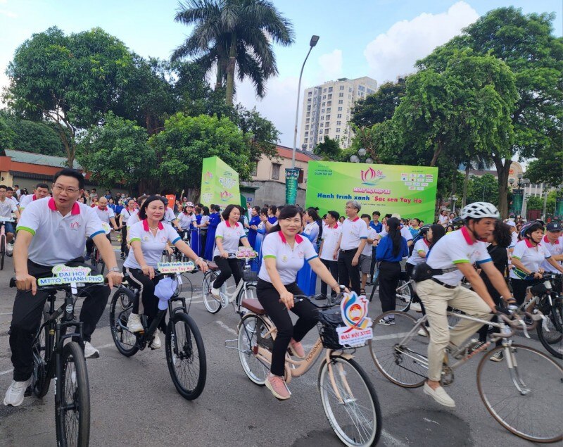 Ngày hội đạp xe Hành trình xanh “Sắc sen Tây Hồ”, một 