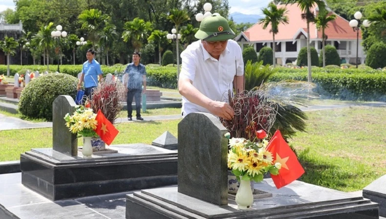 Đồng chí Nguyễn Xuân Thắng thăm, tặng quà các gia đình chính sách tại tỉnh Điện Biên ảnh 3