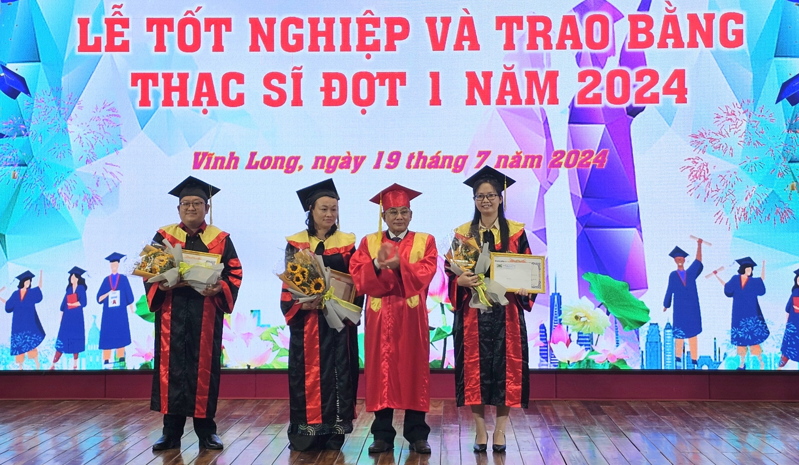 Trường ĐH Cửu Long trao bằng tốt nghiệp cho 73 tân thạc sĩ- Ảnh 2.