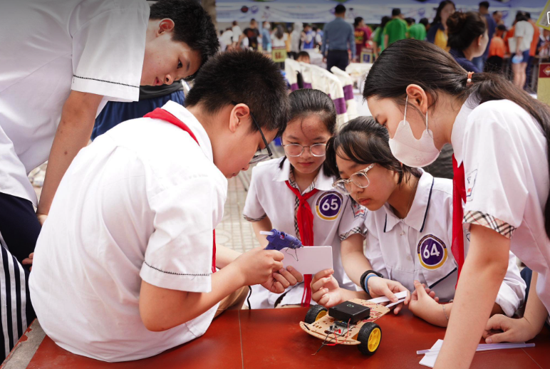 Đam mê khoa học, nam sinh lớp 2 giành giải nhất hội thi STEM Hà Nội- Ảnh 2.