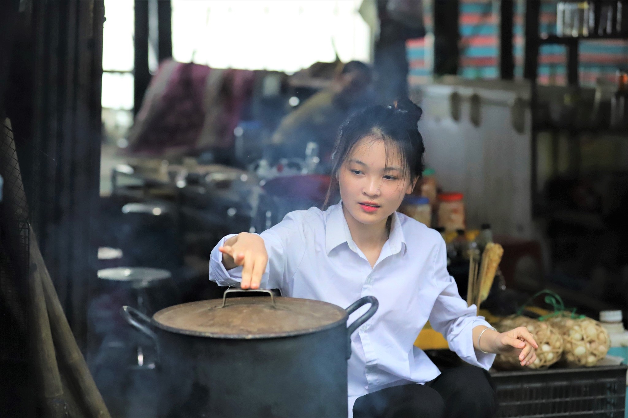 Nữ sinh bán khoai, cơm lam trên đỉnh đèo đạt 3 điểm 10 tốt nghiệp - 3