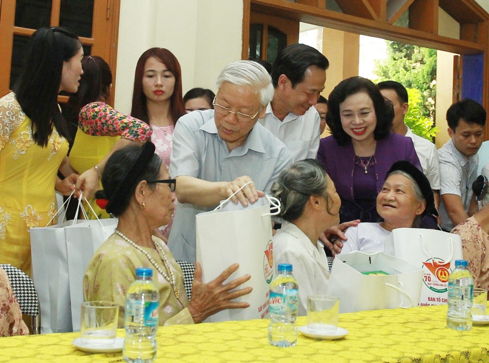 Tổng Bí thư Nguyễn Phú Trọng cùng lãnh đạo TP Hà Nội thăm tặng quà người cao tuổi tại Trung tâm nuôi dưỡng người có công Hà Nội, tại huyện Ứng Hòa ngày 25/7/2017. Ảnh: Phạm Hùng