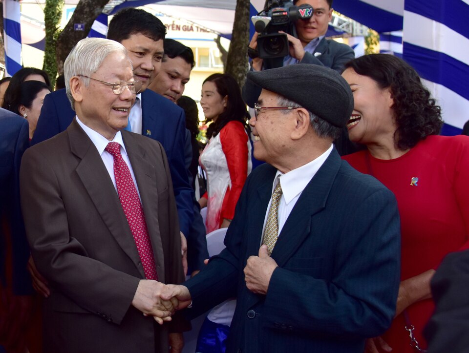 Tổng Bí thư, Chủ tịch nước Nguyễn Phú Trọng, thăm hỏi các nhà giáo tại Lễ kỷ niệm 70 năm trường THPT Nguyễn Gia Thiều, Hà Nội ngày 14/11/2020. Ảnh: Thanh Hải